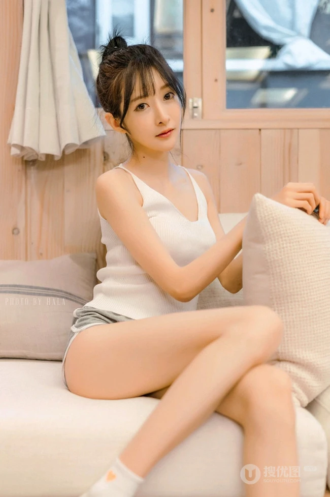 清瘦苗条身材女生简易丸子头搭配肩带背心短裤居家生活照写真