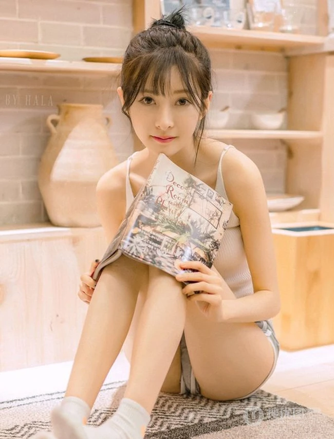 清瘦苗条身材女生简易丸子头搭配肩带背心短裤居家生活照写真