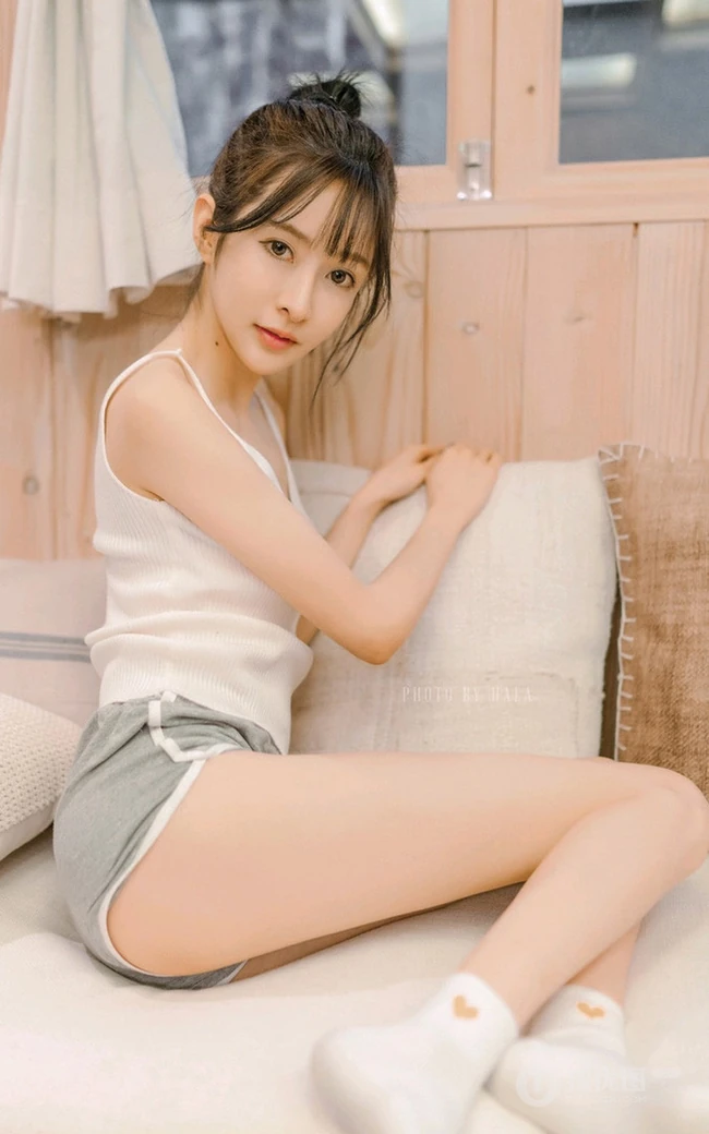清瘦苗条身材女生简易丸子头搭配肩带背心短裤居家生活照写真