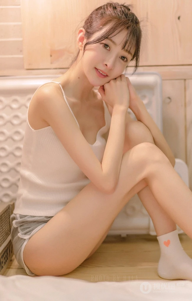 清瘦苗条身材女生简易丸子头搭配肩带背心短裤居家生活照写真