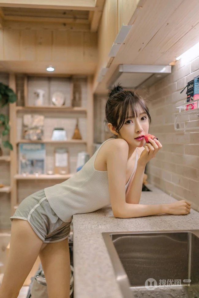 清瘦苗条身材女生简易丸子头搭配肩带背心短裤居家生活照写真