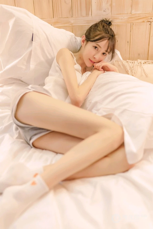 清瘦苗条身材女生简易丸子头搭配肩带背心短裤居家生活照写真