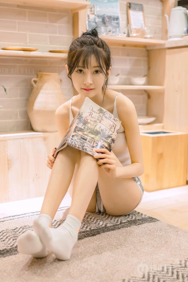 清瘦苗条身材女生简易丸子头搭配肩带背心短裤居家生活照写真
