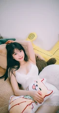 甜美长相身材匀称的匀称身形女生肩带蕾丝长裙室内气质写真图片