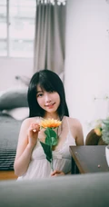 甜美长相身材匀称的匀称身形女生肩带蕾丝长裙室内气质写真图片