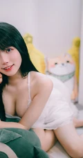 甜美长相身材匀称的匀称身形女生肩带蕾丝长裙室内气质写真图片
