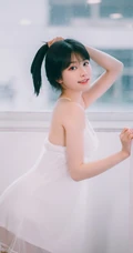 甜美长相身材匀称的匀称身形女生肩带蕾丝长裙室内气质写真图片