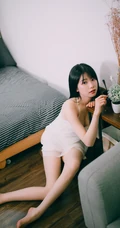 甜美长相身材匀称的匀称身形女生肩带蕾丝长裙室内气质写真图片