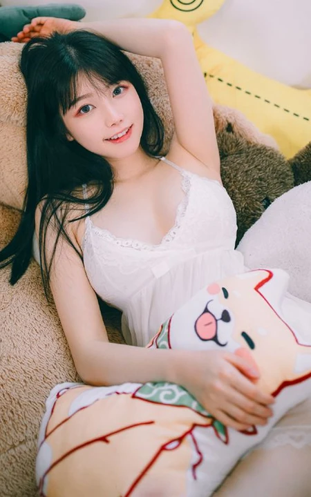 甜美长相身材匀称的匀称身形女生肩带蕾丝长裙室内气质写真图片