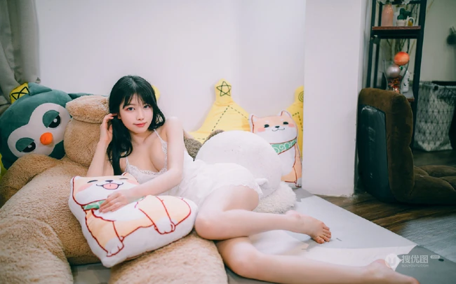 甜美长相身材匀称的匀称身形女生肩带蕾丝长裙室内气质写真图片
