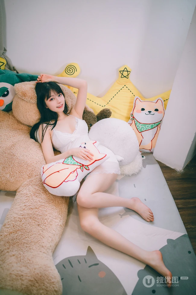 甜美长相身材匀称的匀称身形女生肩带蕾丝长裙室内气质写真图片