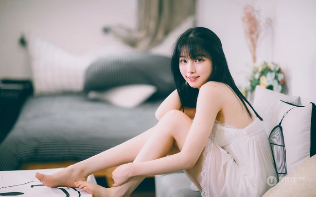 甜美长相身材匀称的匀称身形女生肩带蕾丝长裙室内气质写真图片