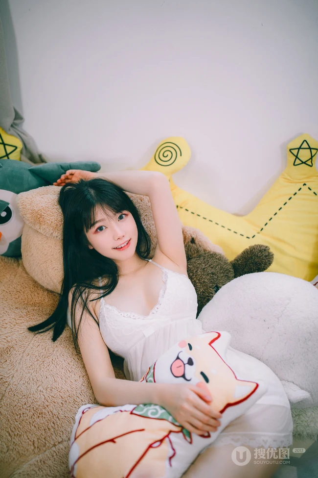 甜美长相身材匀称的匀称身形女生肩带蕾丝长裙室内气质写真图片