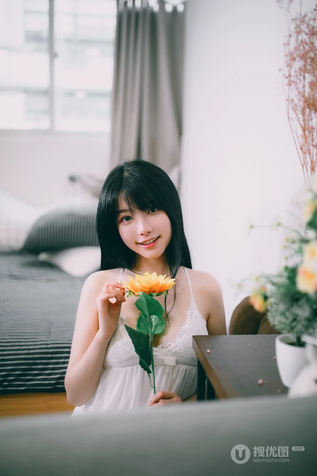 甜美长相身材匀称的匀称身形女生肩带蕾丝长裙室内气质写真图片