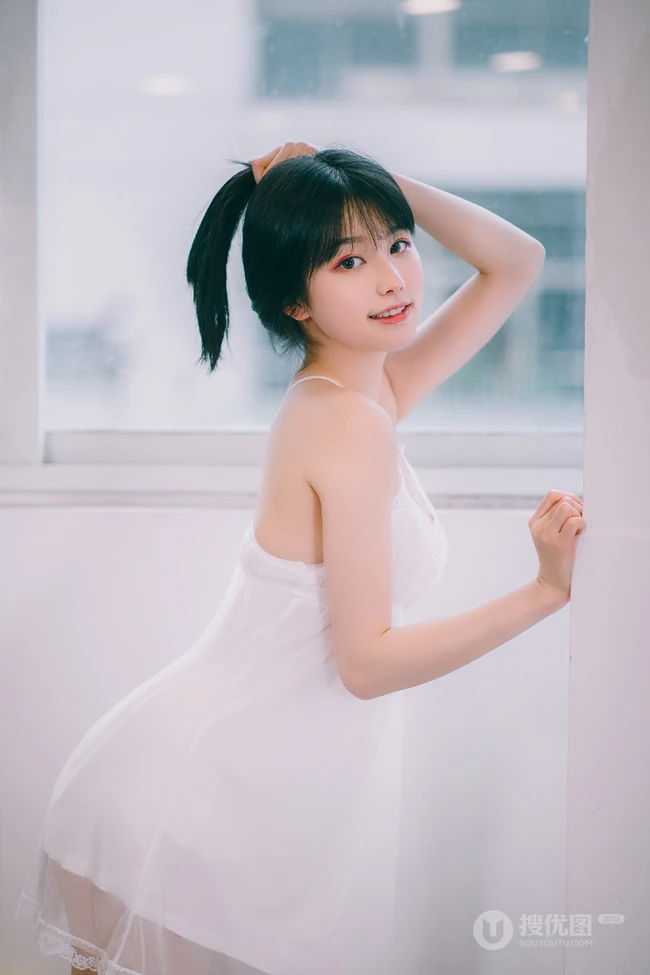 甜美长相身材匀称的匀称身形女生肩带蕾丝长裙室内气质写真图片