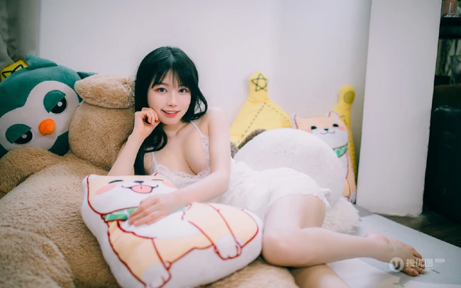 甜美长相身材匀称的匀称身形女生肩带蕾丝长裙室内气质写真图片