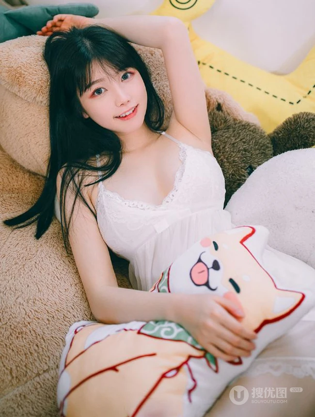 甜美长相身材匀称的匀称身形女生肩带蕾丝长裙室内气质写真图片