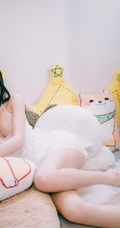 甜美长相身材匀称的匀称身形女生肩带蕾丝长裙室内气质写真图片