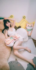 甜美长相身材匀称的匀称身形女生肩带蕾丝长裙室内气质写真图片
