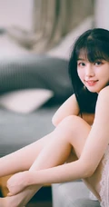 甜美长相身材匀称的匀称身形女生肩带蕾丝长裙室内气质写真图片