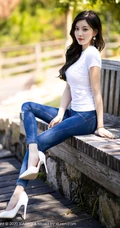 气质佳人气质女生杨晨晨sugar紧身T恤牛仔裤户外木栈道气质图片