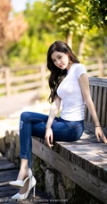 气质佳人气质女生杨晨晨sugar紧身T恤牛仔裤户外木栈道气质图片