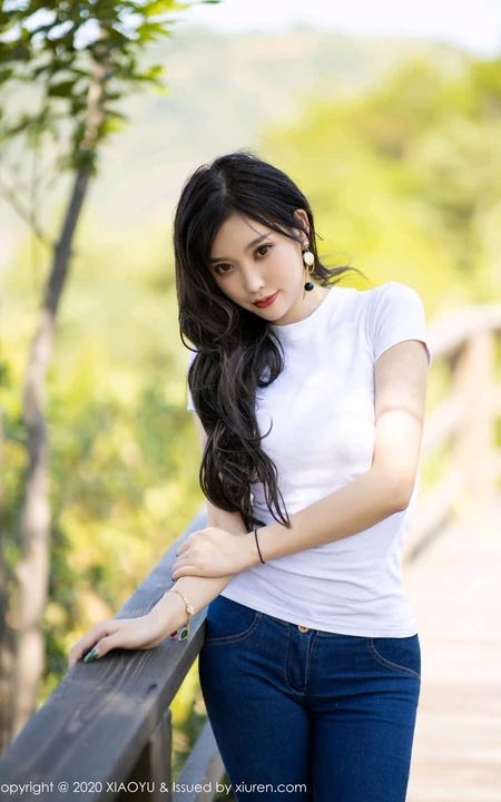 气质佳人气质女生杨晨晨sugar紧身T恤牛仔裤户外木栈道气质图片