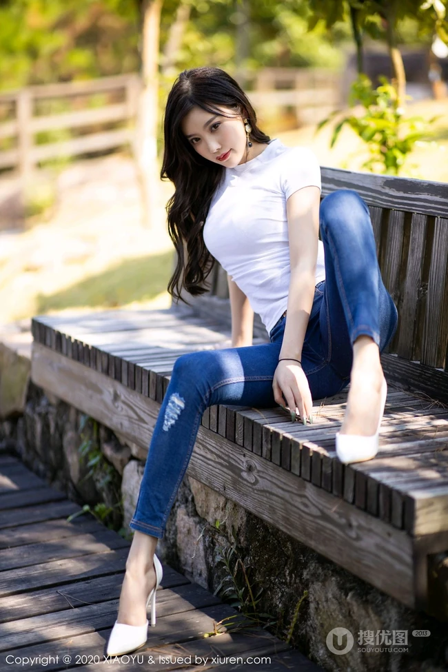 气质佳人气质女生杨晨晨sugar紧身T恤牛仔裤户外木栈道气质图片