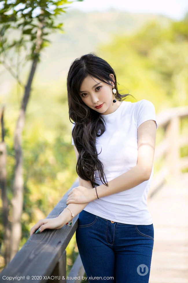 气质佳人气质女生杨晨晨sugar紧身T恤牛仔裤户外木栈道气质图片