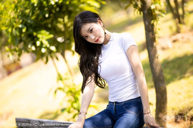 气质佳人气质女生杨晨晨sugar紧身T恤牛仔裤户外木栈道气质图片