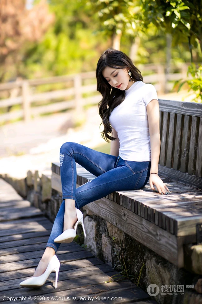 气质佳人气质女生杨晨晨sugar紧身T恤牛仔裤户外木栈道气质图片