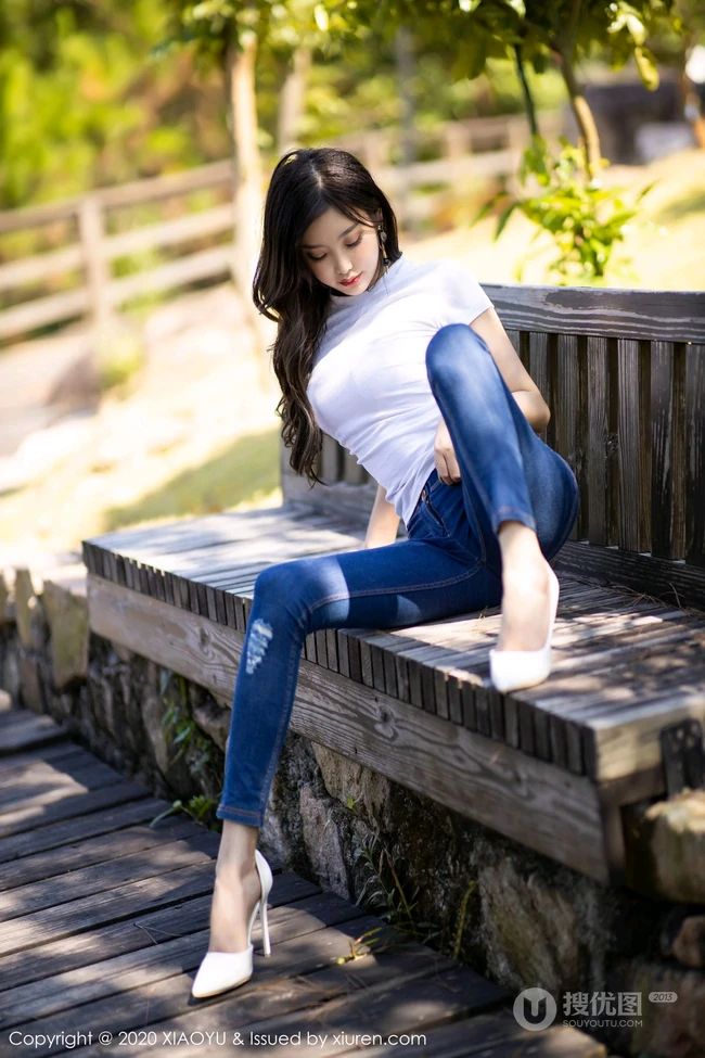气质佳人气质女生杨晨晨sugar紧身T恤牛仔裤户外木栈道气质图片