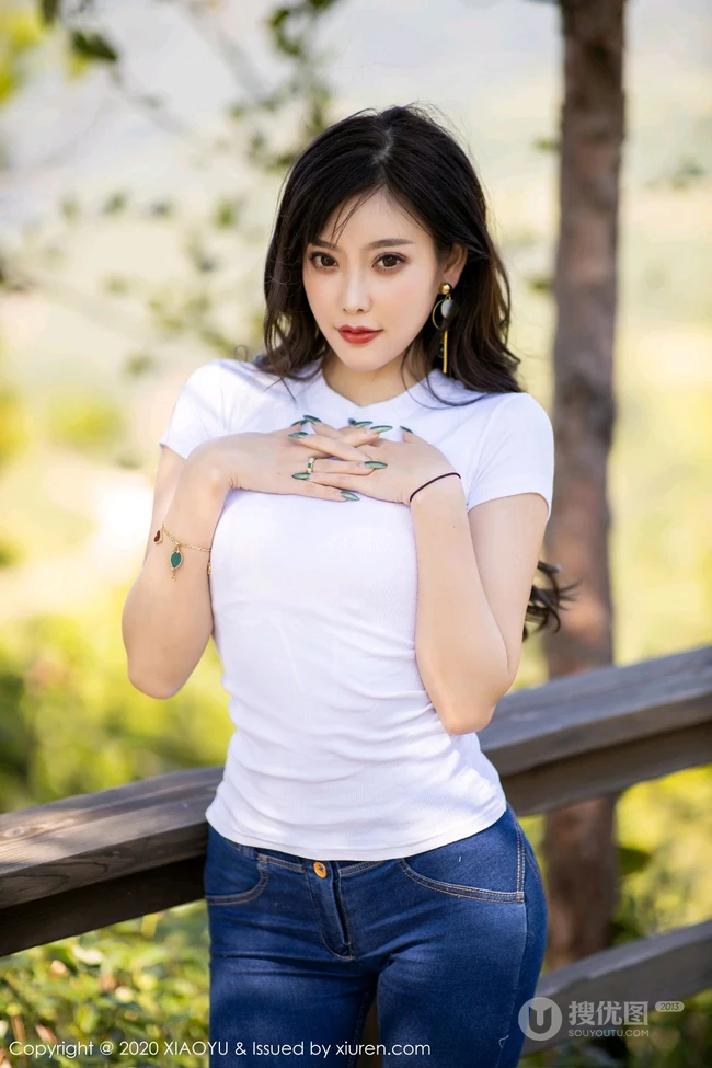 气质佳人气质女生杨晨晨sugar紧身T恤牛仔裤户外木栈道气质图片