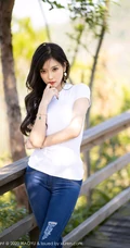 气质佳人气质女生杨晨晨sugar紧身T恤牛仔裤户外木栈道气质图片