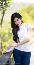 气质佳人气质女生杨晨晨sugar紧身T恤牛仔裤户外木栈道气质图片
