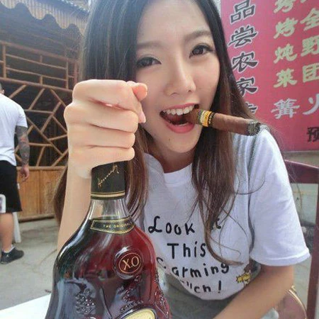 叼着雪茄,手拿XO的长发女生霸气图片