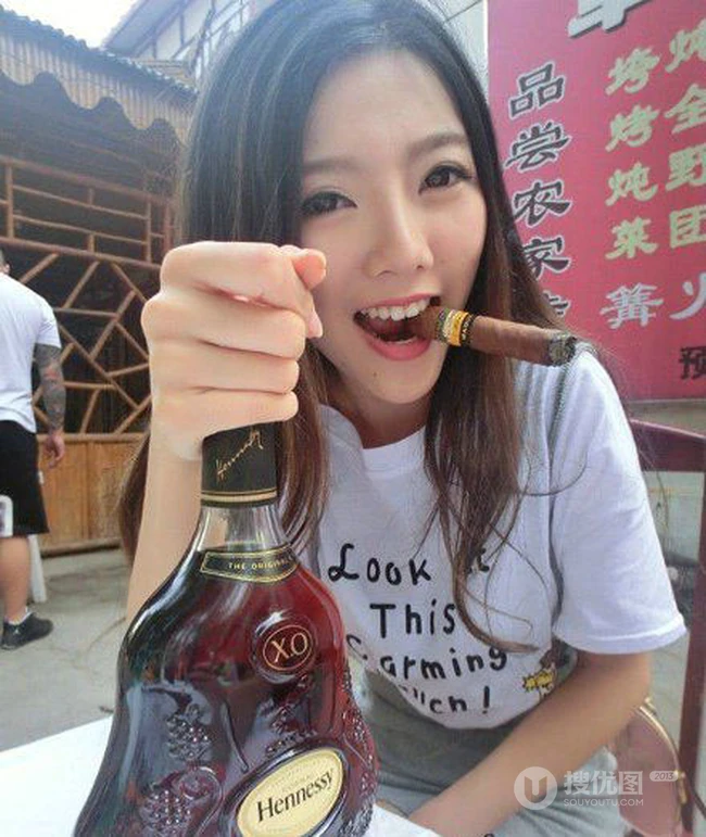 叼着雪茄,手拿XO的长发女生霸气图片