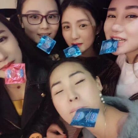叼着杜蕾斯的一群女生,就这么静静的看着你,怕不?