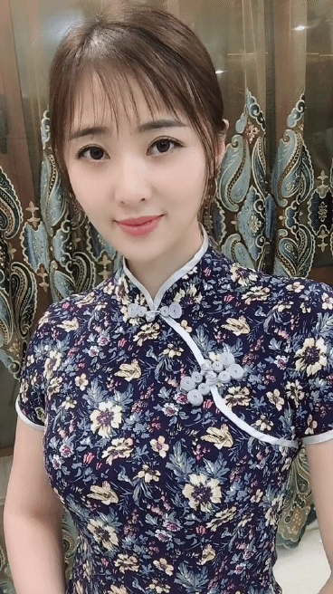 穿旗袍的漂亮女生温柔的看着你gif动态图片