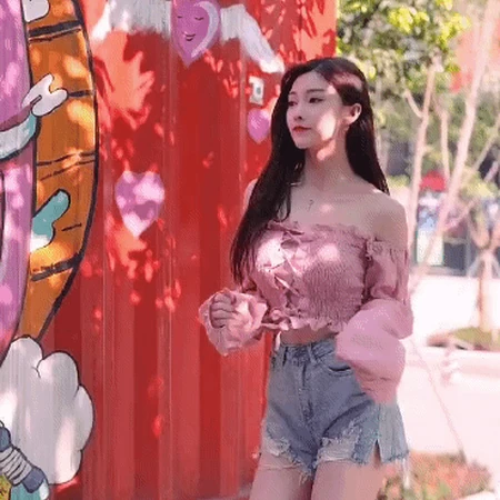 街上边走边跳舞的活力热裤女生GIF动态图片