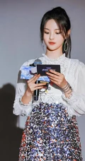 杨超越白衣亮皮裙出席活动超美舞台照图片