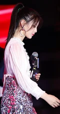 杨超越白衣亮皮裙出席活动超美舞台照图片