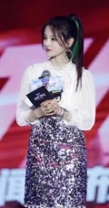 杨超越白衣亮皮裙出席活动超美舞台照图片