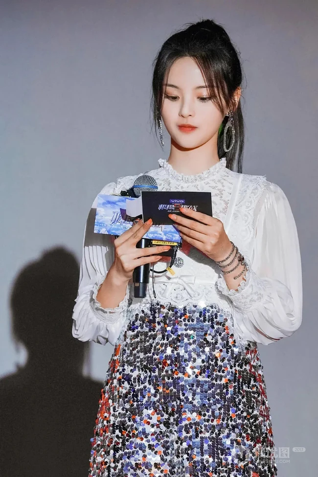 杨超越白衣亮皮裙出席活动超美舞台照图片