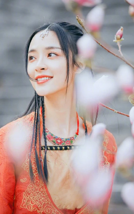 李莎旻子古装打扮唯美街拍写真图片