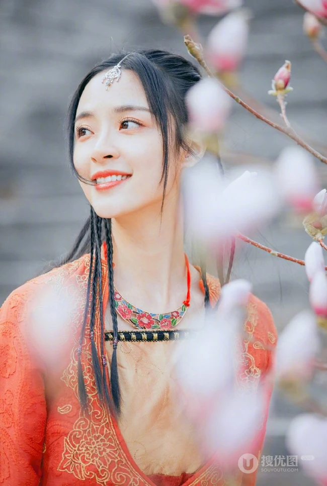 李莎旻子古装打扮唯美街拍写真图片