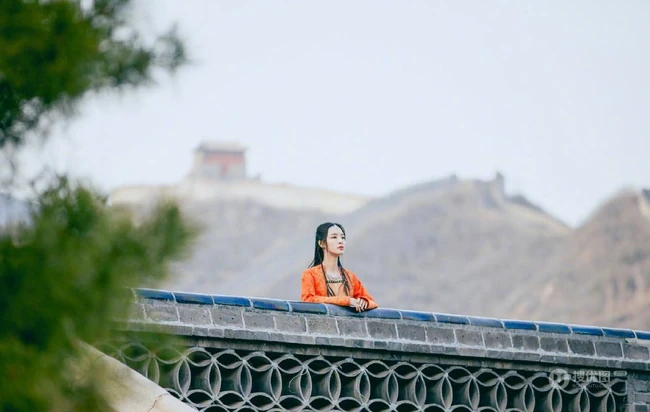 李莎旻子古装打扮唯美街拍写真图片