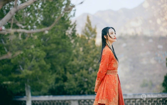 李莎旻子古装打扮唯美街拍写真图片