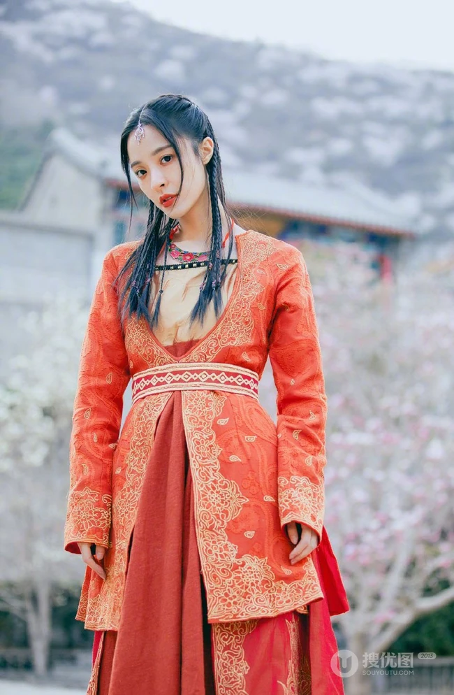 李莎旻子古装打扮唯美街拍写真图片