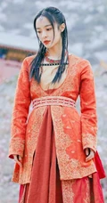 李莎旻子古装打扮唯美街拍写真图片